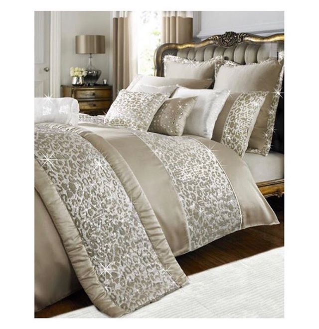 Animal X Champagne ... By Caprice Glamour ✨ #Roar 🐯 #TuesdayThrowBack 🔙 #SparkleAndShimmer 🌟 #Champagne 🥂 #GoByCaprice 💋 x